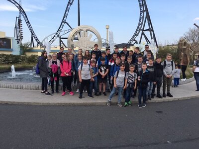 Gruppenbild vor Schriftzug 'MoviePark'